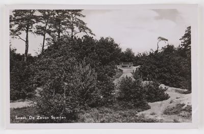 18122 Gezicht op een bankje bij de Zeven Sparren bij Soestduinen (gemeente Soest).